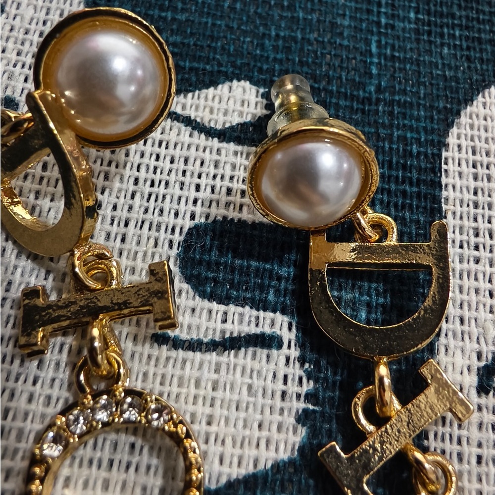 Dior Gold-Tone Pearl Drop Chain Earrings - Picture 7 of 7